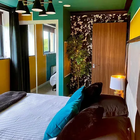 Homestay Private Bedroom & Bathroom With Amazing View In Quirky Townhouse