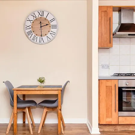 Walk To Merchant & -stylish 2br * Glasgow