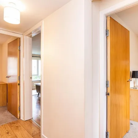 Walk To Merchant & -stylish 2br Glasgow