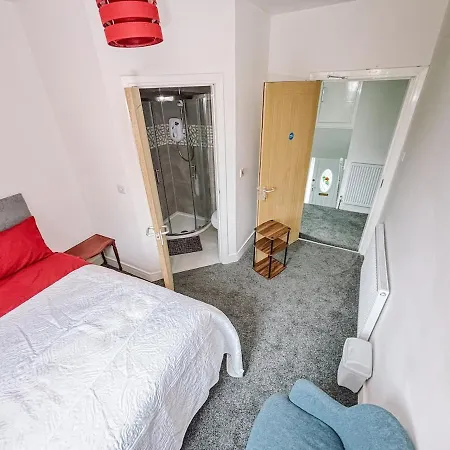 Itohan 3-bed Flat * Glasgow