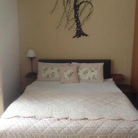 Busby Apartments * Busby