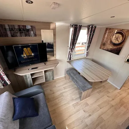 3-bedroom Swift Caravan - Located In Uddingston, At Maryville Caravan Site Apartment *
