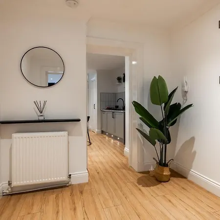 Hamilton - Private Main Door 1br * Glasgow