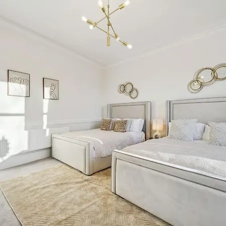 Large Terraced With Parking Tatil Evi Glasgow