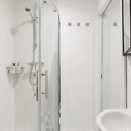 Converted Historical Stone Coach House Глазго