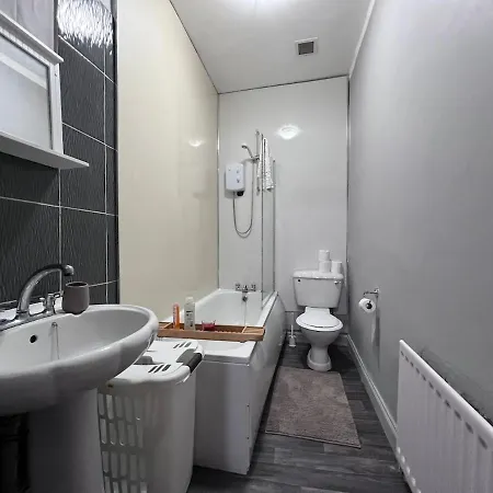 Cheerful 5 Bedroom House Close To West End And Parking