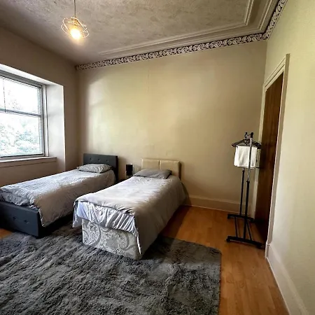 Cheerful 5 Bedroom House Close To West End And Parking *