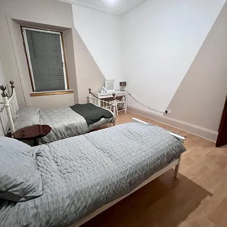 Cheerful 5 Bedroom House Close To West End And Parking *