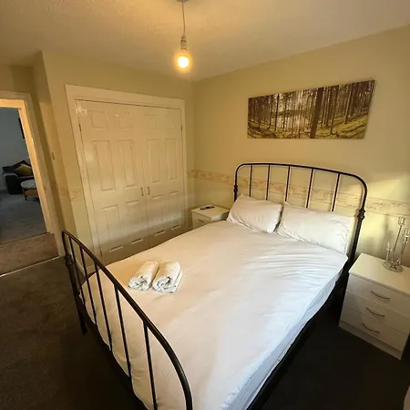 2-bed By Glasgow