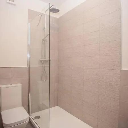 Stylish 2-bed Near * Glasgow