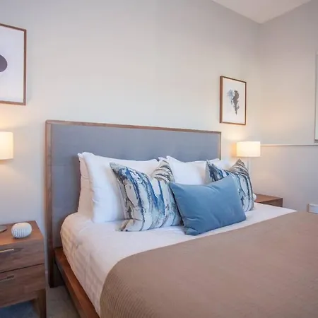 Stylish 2-bed Near *