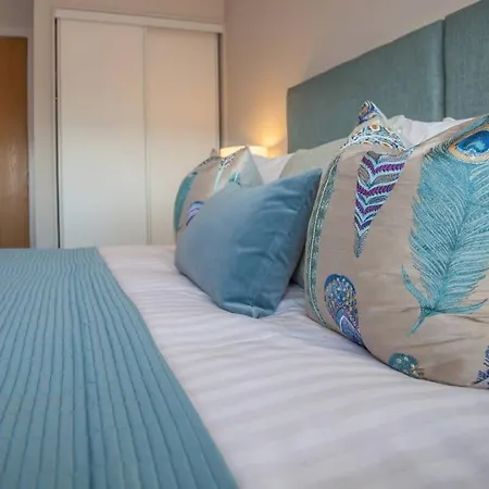 Stylish 2-bed Near Apartment