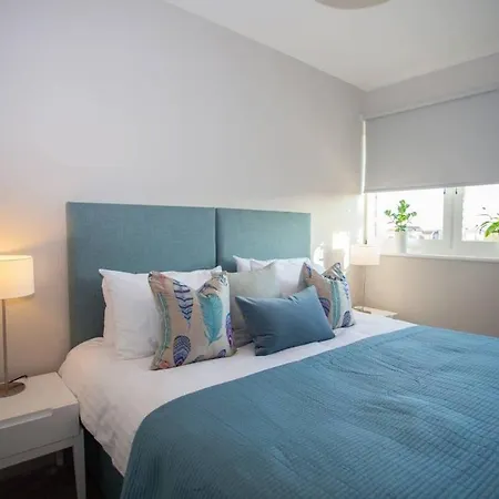 Stylish 2-bed Near Apartment *