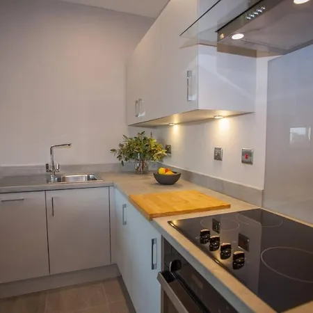 아파트 Stylish 2-bed Near *
