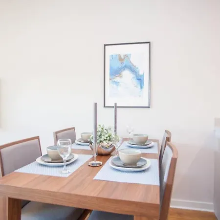 아파트 Stylish 2-bed Near *