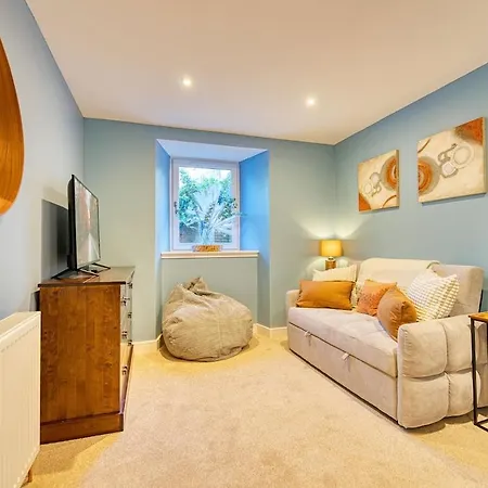 3-bed Flat Free Parking 10 Mins To Centre *