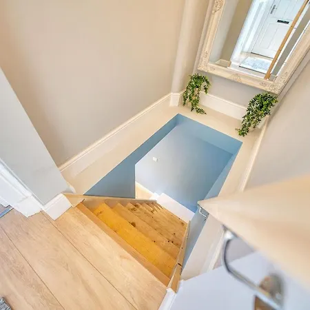 3-bed Flat Free Parking 10 Mins To Centre Διαμέρισμα *
