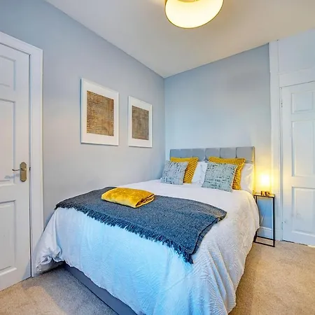 3-bed Flat Free Parking 10 Mins To Centre Διαμέρισμα