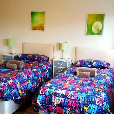 4 Bedroom Duplex - 6 Beds - Free Parking Апартаменты *