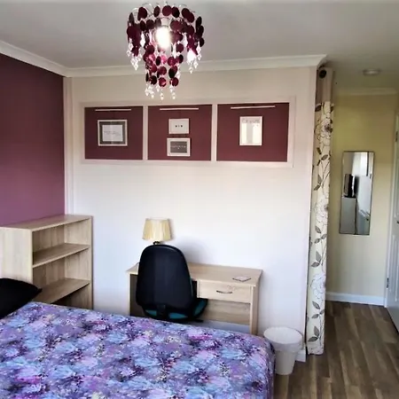4 Bedroom Duplex - 6 Beds - Free Parking *
