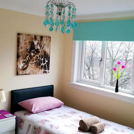 4 Bedroom Duplex - 6 Beds - Free Parking