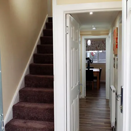 4 Bedroom Duplex - 6 Beds - Free Parking Apartment *
