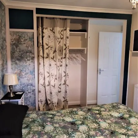 4 Bedroom Duplex - 6 Beds - Free Parking Апартаменты *