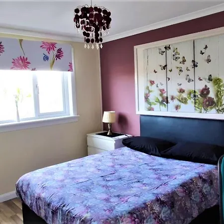 4 Bedroom Duplex - 6 Beds - Free Parking