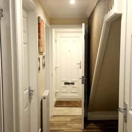 4 Bedroom Duplex - 6 Beds - Free Parking