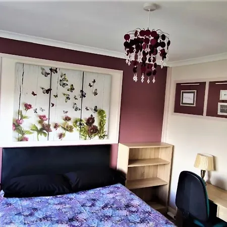 Apartment 4 Bedroom Duplex - 6 Beds - Free Parking *