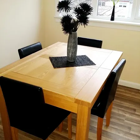 4 Bedroom Duplex - 6 Beds - Free Parking