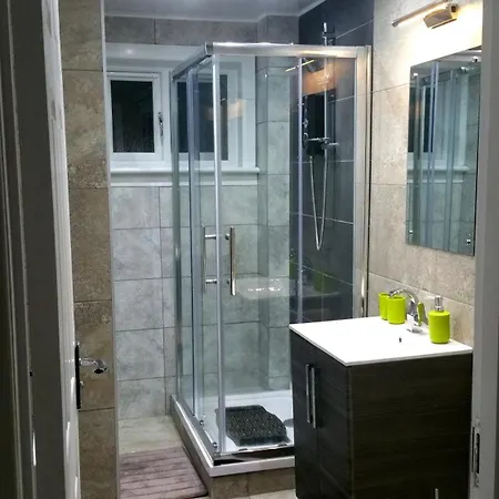 4 Bedroom Duplex - 6 Beds - Free Parking *