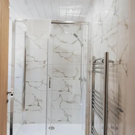 Stylish 3br By Hampden No 161 With Free Parking *