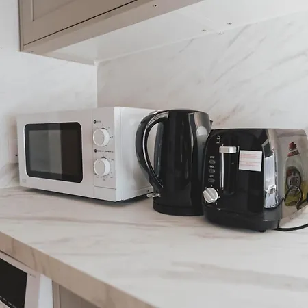 Stylish 3br Near Hampden No 264 With Free Parking شقة