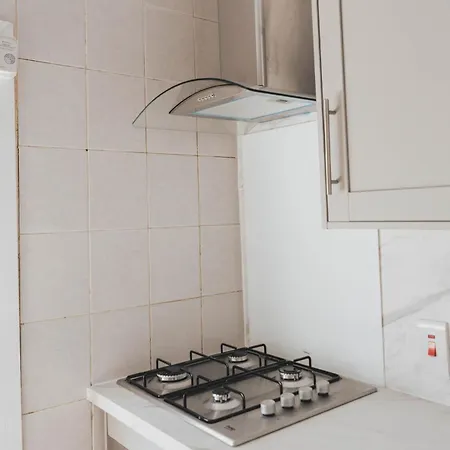 Stylish 3br Near Hampden No 264 With Free Parking شقة