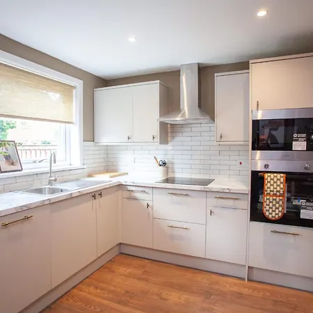 Newly Renovated House In Popular Location Semesterbostad