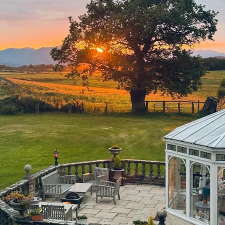 Finn Village Loch Lomond - The Black With Private Jacuzzi-style Bath Homestay szállás