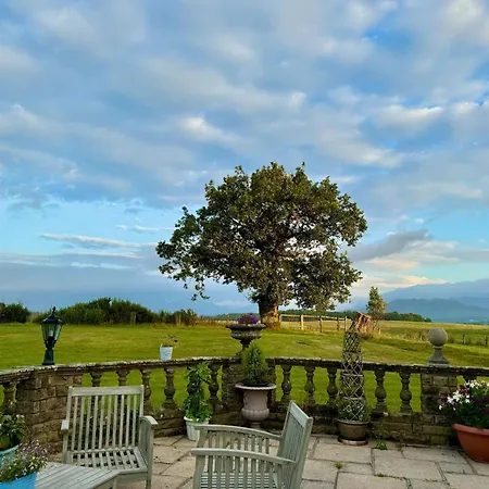 Finn Village Loch Lomond - The Black With Private Jacuzzi-style Bath * Drymen