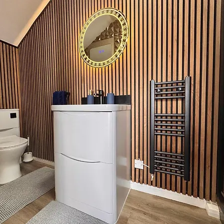 Guest house Finn Village - Loch Lomond - The Jungle With A Private Hot Tub Drymen