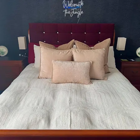 Pensión Finn Village - Loch Lomond - The Jungle With A Private Hot Tub