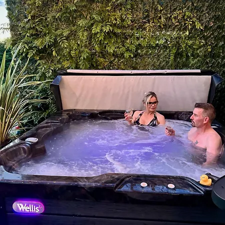 Finn Village - Loch Lomond - The Jungle With A Private Hot Tub Drymen