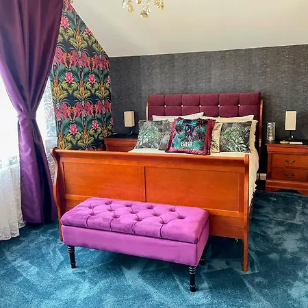 Finn Village - Loch Lomond - The Jungle With A Private Hot Tub Guest house Drymen