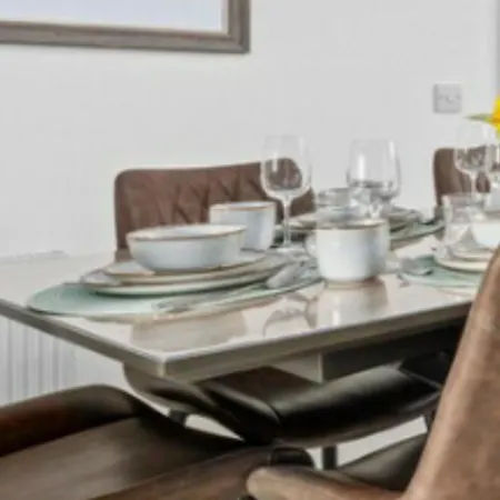 Entire Spacious 3-bed Family Home, Centre, Free Parking, Garden Glasgow