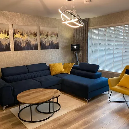 Entire Spacious 3-bed Family Home, Centre, Free Parking, Garden