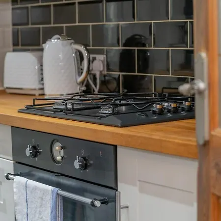 Clydebank 2 Bedroom غلاسغو