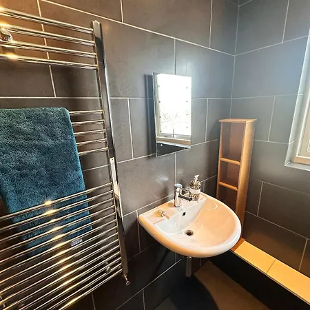 2br Flat Free Parking Near Glasgow
