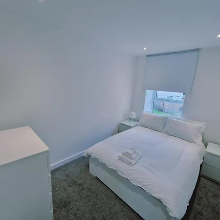 Modern 2 Bedroom With Extra Loft Bedroom Glasgow
