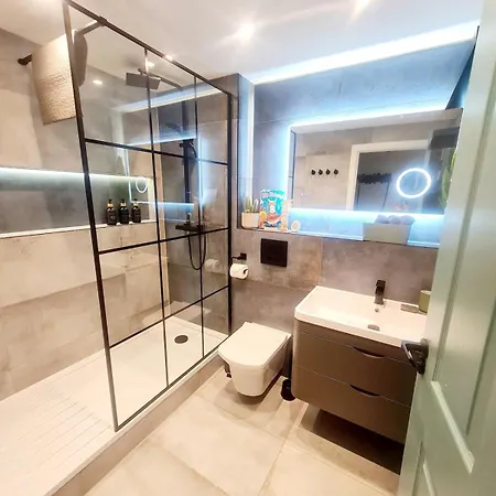 Modern - Free Parking