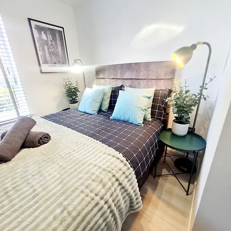 Modern - Free Parking グラスゴー