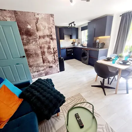 Modern - Free Parking Apartment